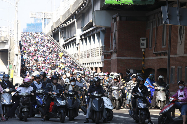 ▲三重橋,機車潮（圖／記者黃克翔攝）