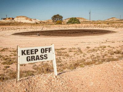 澳洲沙漠出沒兩千名「地底人」　吃住工作全在地表下