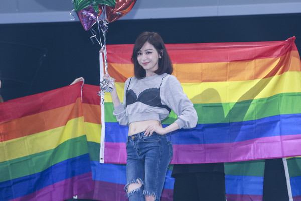 表演中，王心凌也準備了不少彩虹旗大肆揮舞，慶祝婚姻平權議題跨出一大步。
