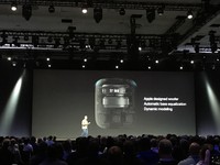 HomePod 共有七組揚聲器、每一組揚聲器都有獨立的驅動器，內建 A8 晶片，還擁有多種情境混音效果，藉由空間感知的能力，也能夠知道喇叭所處的位置。