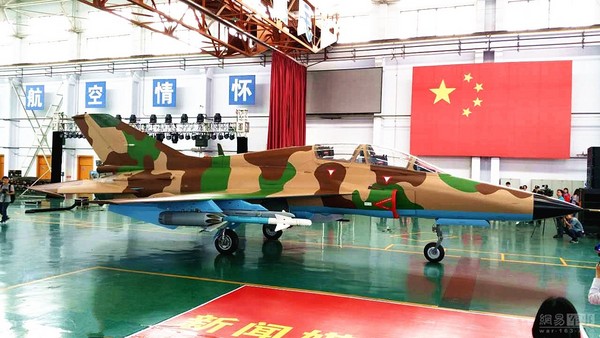 由中國航空工業自主研製生產的山鷹首架外貿飛機正式總裝下線，該機披上全新的「沙漠迷彩」塗裝。（圖／翻攝自網易軍事）