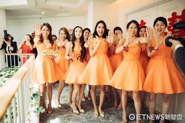 包括安氏企業劉品言、白歆惠、夏于喬、Linda等人，伴娘團身穿粉橘洋裝十分活潑。