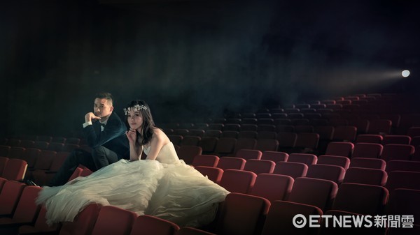 「天姍」夫婦去年年底拍攝婚紗照，地點就選在對他們深具意義的電影院