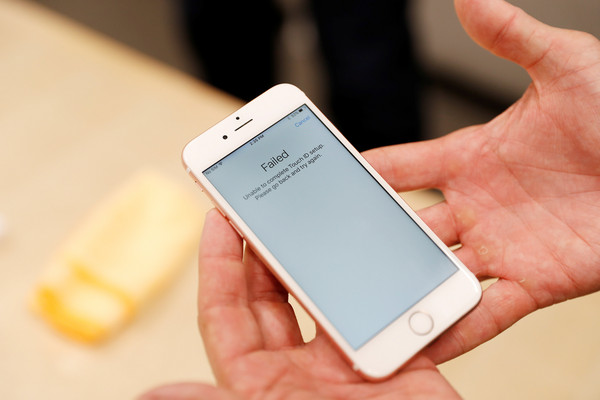 ▲蘋果預計今年底前，將iPhone螢幕專用維修機提供給全球約400家經授權第三方維修業者。（圖／路透）