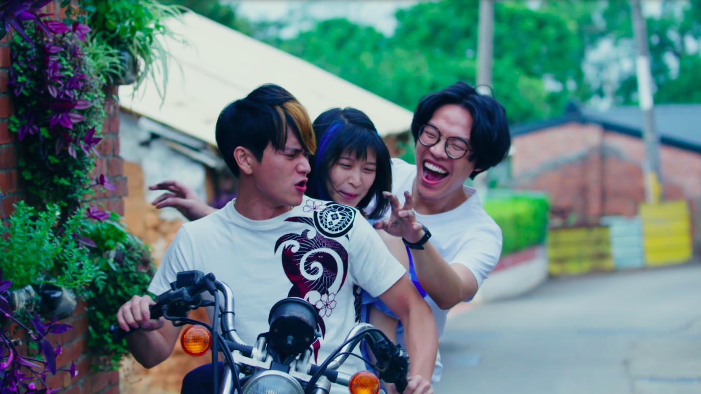 ▲《花甲男孩轉大人》劉冠廷(前)演活盧廣仲的台客 ... 苦追江宜蓉(中)_(圖/好風光提供)