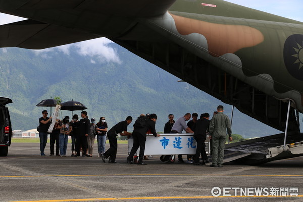 空軍共派遣2架C-130運輸機，送齊柏林等3人遺體和家屬由花蓮空軍基地同機運返台北。（圖／記者王兆麟攝）