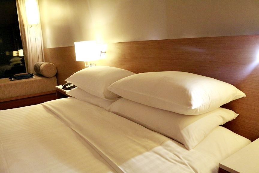 飯店房間枕頭，枕頭套，被套。（圖／記者蔡玟君攝）