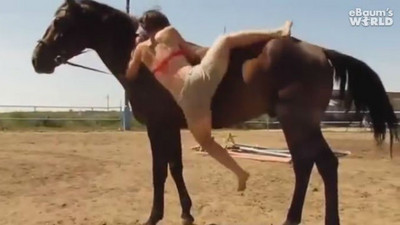 辣妹開腿蹬馬連三敗，最後連馬都看不下去…跪給她騎