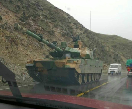 中國新輕坦克西藏測試，可「蹲伏」進行埋伏跟空運。（圖／翻攝自騰訊網）