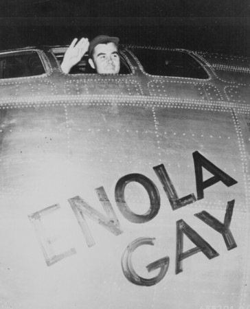 ▲▼保羅·蒂貝茨駕駛B-29艾諾拉·蓋伊號（Enola Gay）向日本投下第一枚小男孩原子彈。（圖／路透社）
