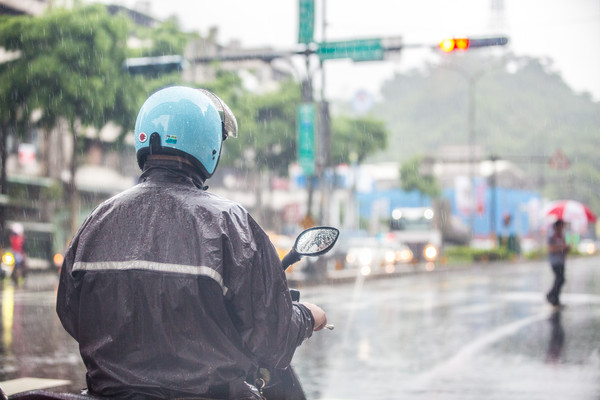 ▲大雷雨,躲雨,午後雷震雨,騎車篇。（圖／記者林世文攝）