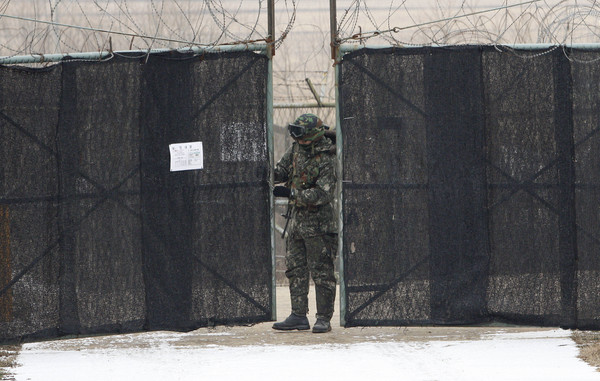 ▲▼非軍事區（DMZ）內佈滿地雷，兩側還有鐵絲網、電擊圍欄以及大量監視器，南北韓也都部署大批軍隊在裡頭。（圖／達志影像／美聯社）