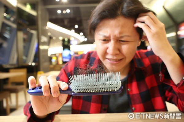 ▲掉髮,落髮。(圖/記者嚴云岑攝)