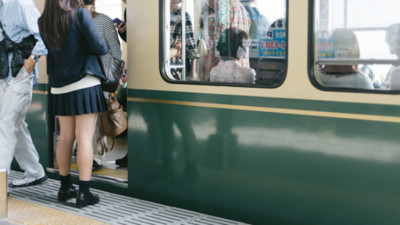 搭電車遇「迷你痴漢」摸大腿　日本網友閉眼配合反被讚爆