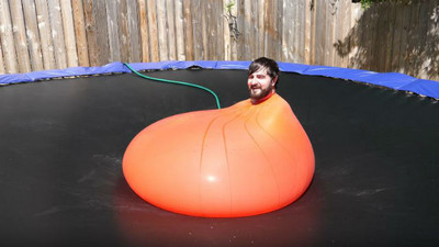 大叔被塞進巨型水球，灌入強力水壓…爆裂一刻超療癒