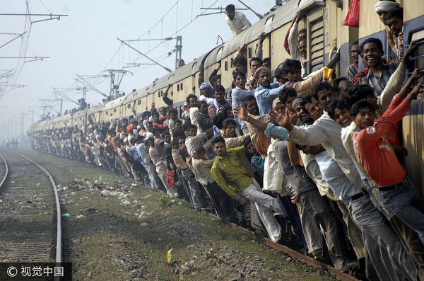 ▲▼印度民眾搶搭火車，導致整列車人滿為患還要站外面。（圖／CFP）