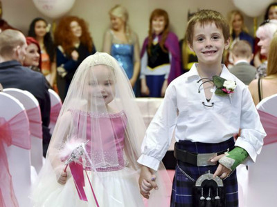 「我想娶她當公主！」　5歲罹癌妹妹的遺願　好友牽她走紅毯