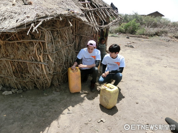 李玉璽和畢書關懷當地兒童。