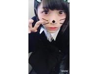 有著水汪汪的大眼睛、像女生一樣細緻的皮膚。
