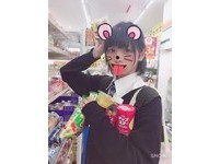 但他卻在個人介紹上明確寫出「我是男孩子」，讓眾網友都驚呆。