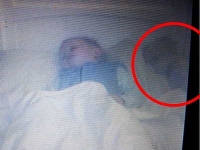 「嬰靈」爬上1歲半兒子的床...媽祈禱祂只是想陪睡