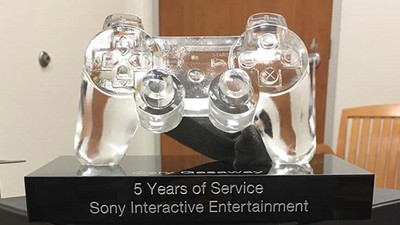 Sony員工做5年抱「水晶手把獎盃」回家，10年老人笑：我這個更猛