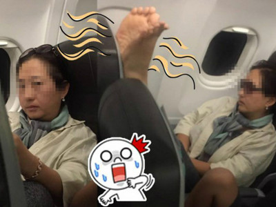 韓國大媽「臭腳放椅背」　叫空姐趕前座：快走不然聞香！