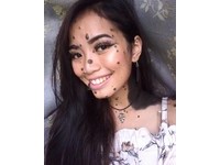 因為被大家排擠，艾薇塔對自己非常自卑，直到她16歲參與教會，才懂得如何找回自信。