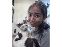慢慢接受自己與別人的不同，也開始嘗試愛自己、學著主動跟別人聊天交流。