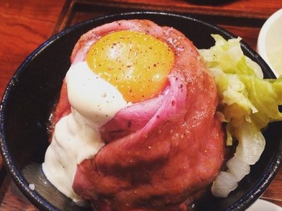 東京「火山玫瑰牛肉丼」　肉堆到看不見飯，一碰生蛋汁就流下