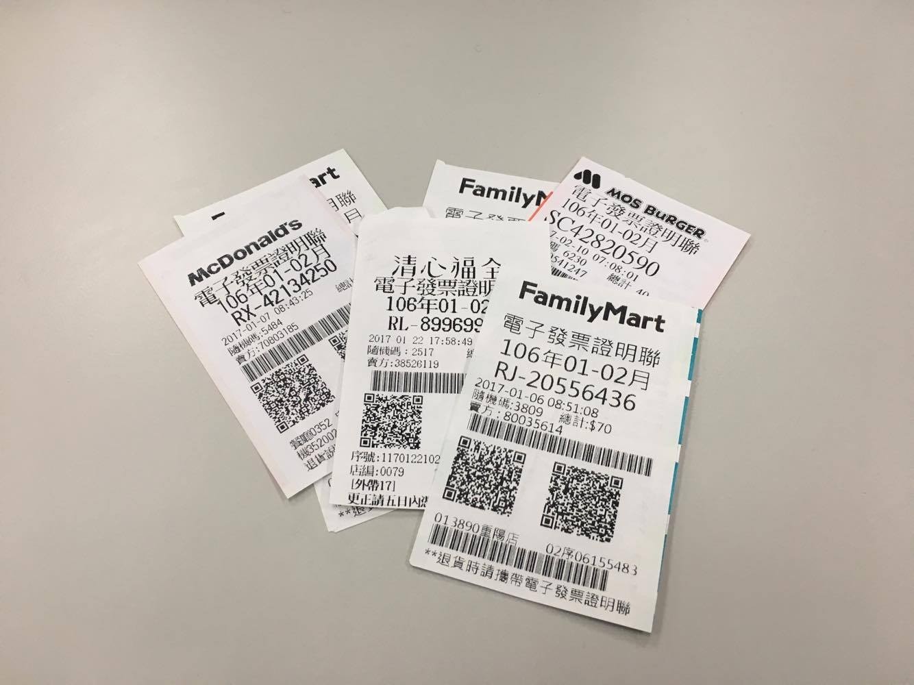 電子發票為感熱紙,加熱時會轉為黑色,但有時會使用轉為藍色或紅色的塗料。(圖/記者吳欣晏攝)