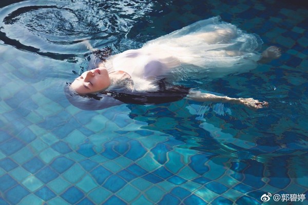 濕身之前，郭碧婷也先在泳池邊拍攝幾張「逆光唯美照」，抓緊時間蒐集「騙讚」素材。