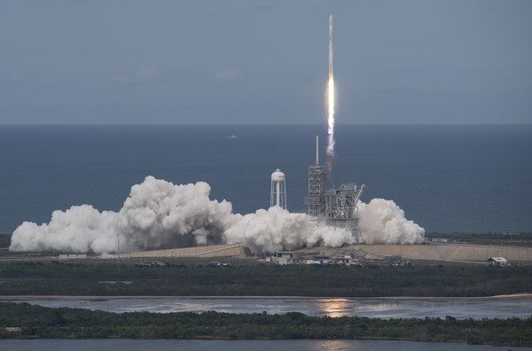 ▲▼獵鷹9號運載火箭（Falcon 9）是SpaceX設計製造的，因為第一節火箭擁有9個引擎而得名。（圖／達志影像／美聯社）