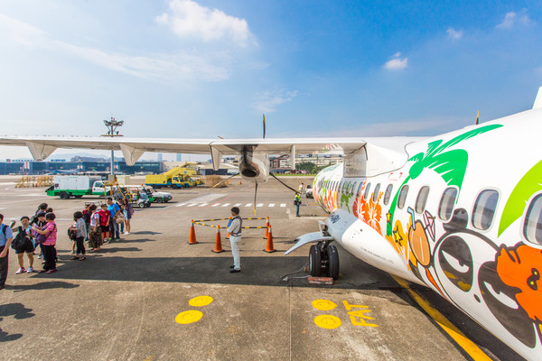 ▲立榮航空,旅客登機,松山機場國內線,國內航班。（圖／記者林世文攝）