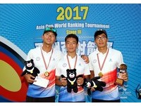 ▲中華男子反曲弓隊團體賽得銀，左起魏均珩、鄧宇成和彭士誠。(圖／中華民國射箭協會提供)          