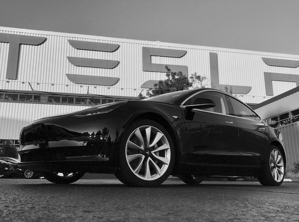 ▲特斯拉Model 3帥照先曝光　首部成創辦人46歲生日禮！（圖／翻攝自Elon Musk推特）
