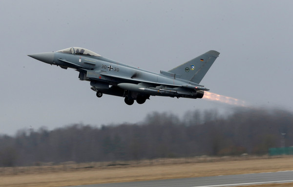 ▲▼颱風戰鬥機（Eurofighter Typhoon）是一款雙發動機，採前翼加上三角翼（鴨式布局）設計的多用途戰機。（圖／路透社）