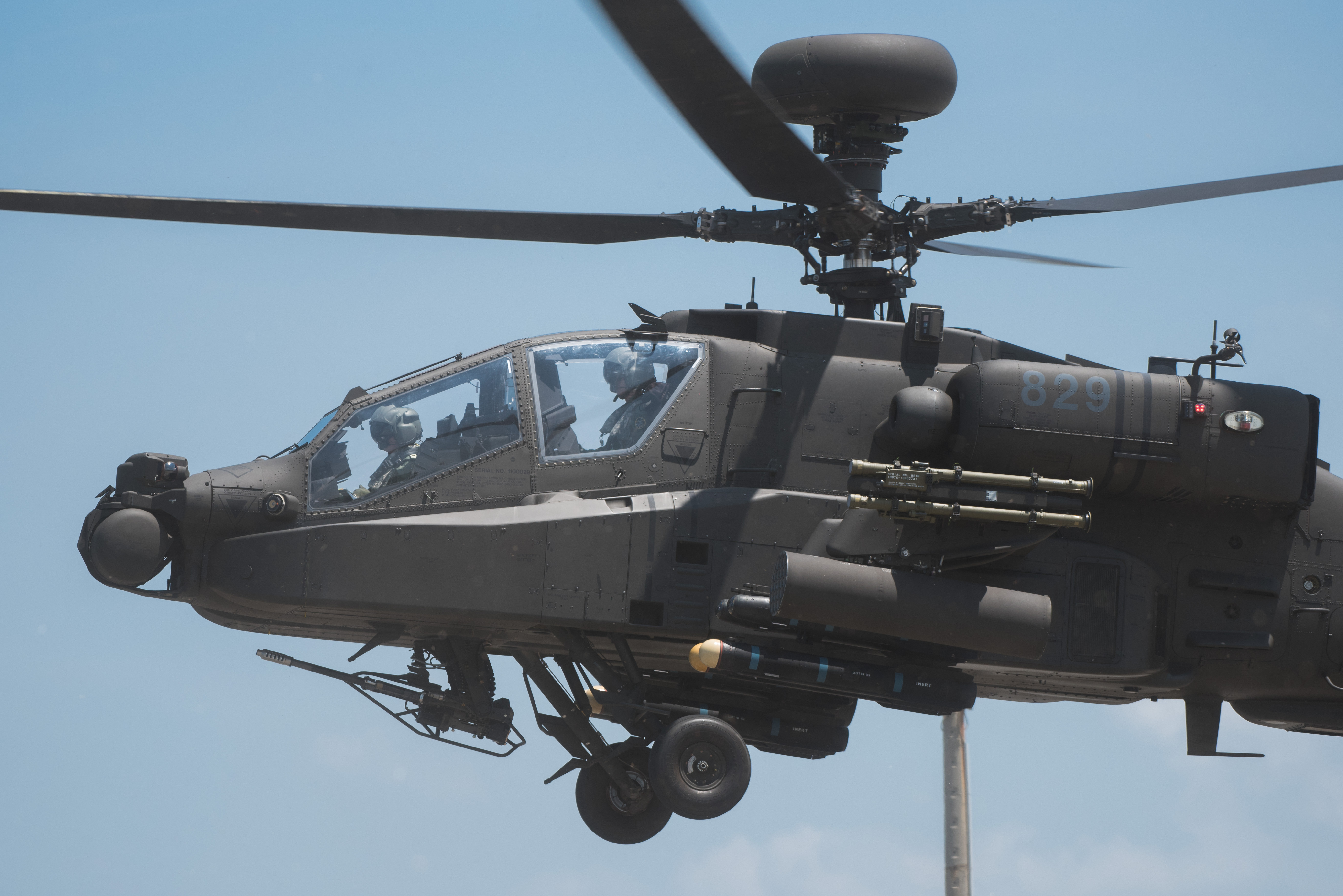 ▲▼海軍左營營區開放全兵力預演,AH-64E阿帕契攻擊直升機離場。（圖／記者季相儒攝）