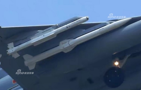 網友近日拍攝到殲-10C全副武裝照片，該機左右兩側機翼下各攜帶1枚霹靂-10（PL-10）和霹靂-15（PL-15）空空導彈，另外也掛載3個副油箱。（圖／翻攝自新浪軍事）
