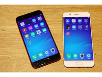 OPPO R11 紅色款跟金色款外觀比一比，最大的差別在於 R11 跟之前 HTC Butterfly 紅色的旗艦機一樣，前面的面板是黑色的。