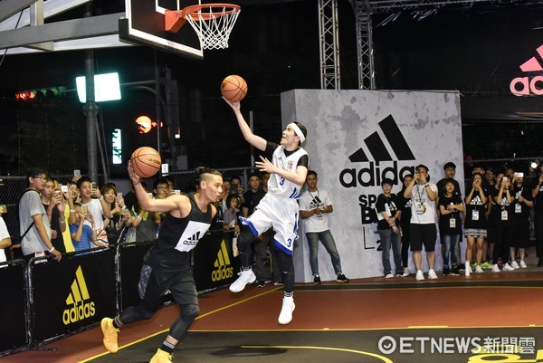 NBA籃網球星林書豪16日清晨抵達台灣，展開9天的返台行程，晚間7點他在信義區adidas101與「老蕭」蕭敬騰進行籃球對決