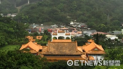 誤拿「買路錢」！師姐1小時離不開墓地…才發現後車廂卡銀紙