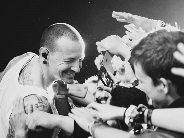 美國搖滾天團聯合公園（Linkin Park）主唱查斯特（Chester Bennington）自殺身亡。20日早上9點在美國洛杉磯的一棟私人住宅內發現他的遺體，享年41歲。