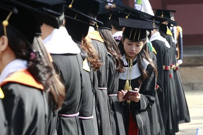 韓國大學生畢業後賴著不走…「應屆較有行情啊！」