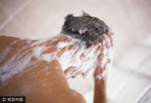 ▲驚！洗頭狂掉髮塞滿排水孔　洗髮精選擇影響大。（圖／視覺中國CFP）
