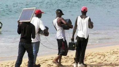 非洲人「隨身一塊板」當行動電源　海灘漫步也能充手機