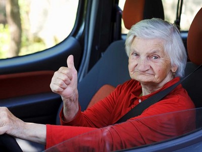 80歲嬤開保時捷超速238km！被警攔查求情：人家睡不著啦