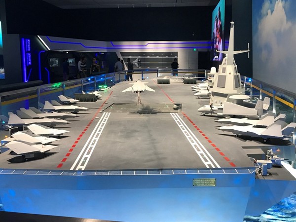 北京軍事博物館展出003型航母模型，甲板上停滿殲-20艦載機，同時也首次出現隱形作戰無人機和艦載預警機。（圖／翻攝自浩漢防務）