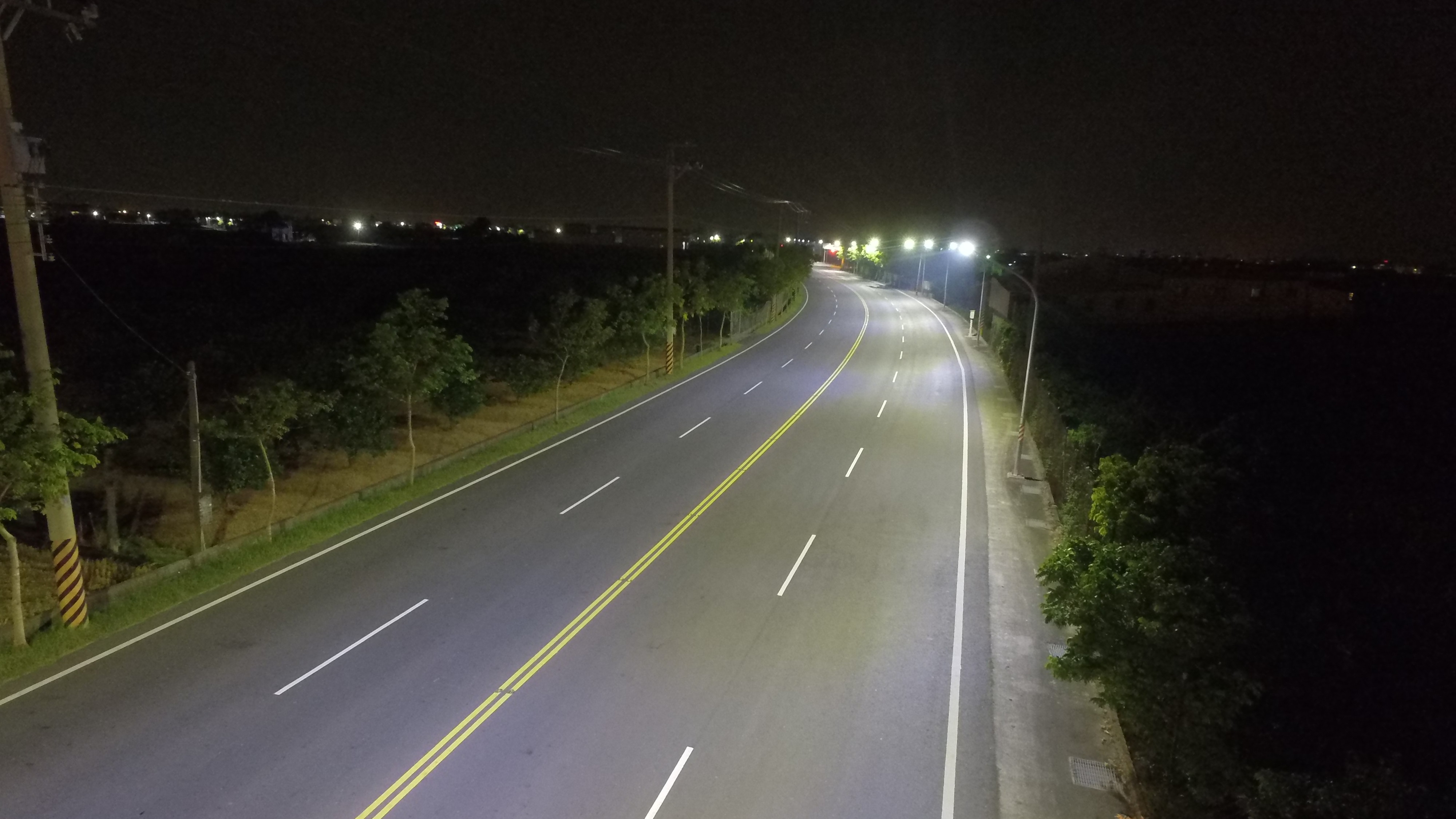 ▲台南市工務局將全市14萬餘盞水銀路燈全部更換為LED路燈，預估每節電1.4億元，也是全國節電最多。（圖／市府提供）