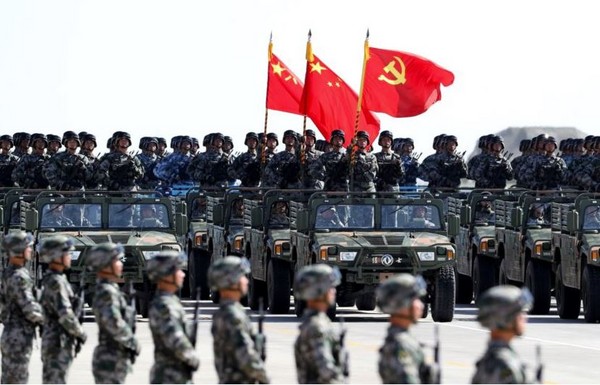 ▲中國解放軍30日閱兵中，黨旗位在國旗之前。（圖／翻攝自《中新網》）